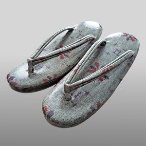 Traditional Japanese Zori Sandals – Grey with Floral Pattern